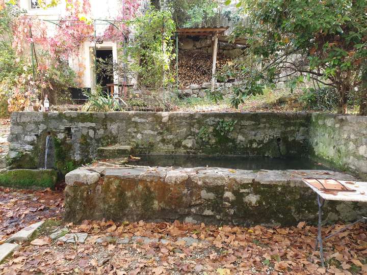 La fontaine avec notre maison au-dessus